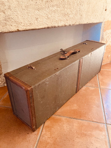 Longue malle / valise de voyage vintage en carton et poignée cuir