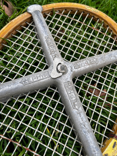 Raquette de tennis vintage en bois Snauwaert The Chief avec tendeur Zephyr