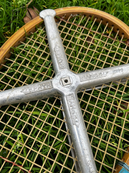 Raquette de tennis vintage en bois Cheverny Soudet - Paris avec tendeur Zephyr