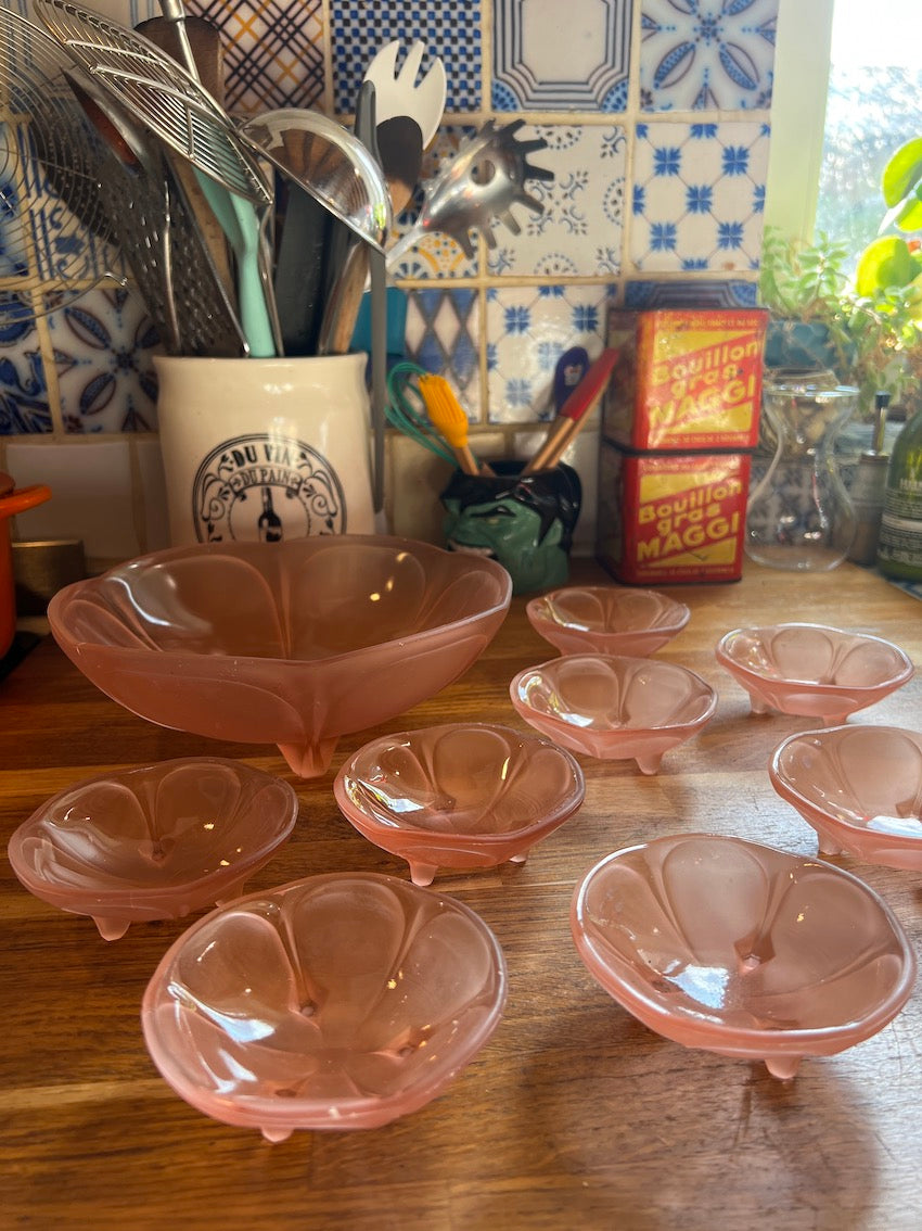 Service vintage composé de 1 plat et 8 coupes en verre rose givré