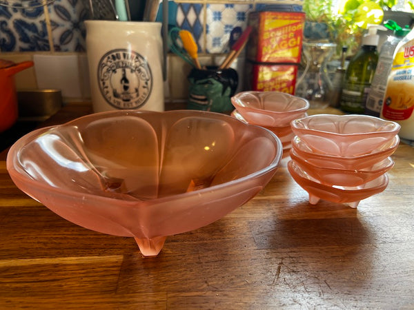 Service vintage composé de 1 plat et 8 coupes en verre rose givré