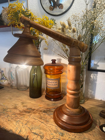 Lampe vintage à poser en bois exotique