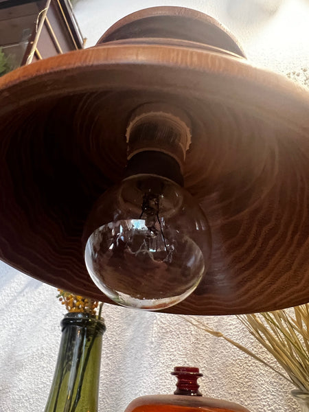 Lampe vintage à poser en bois exotique