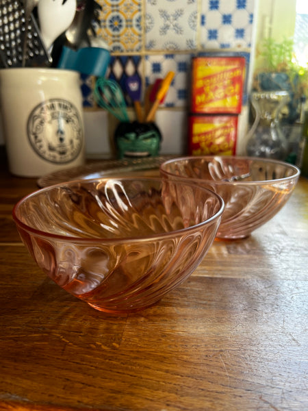Ensemble de 2 bols et 1 plat vintages Bols en verre rose Rosaline Arcoroc France - Années 70