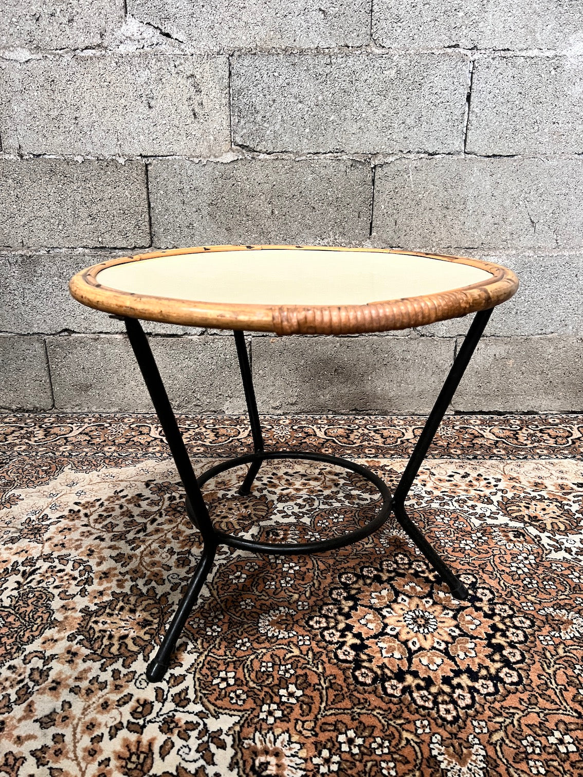 Petite table basse vintage en rotin, métal et plastique