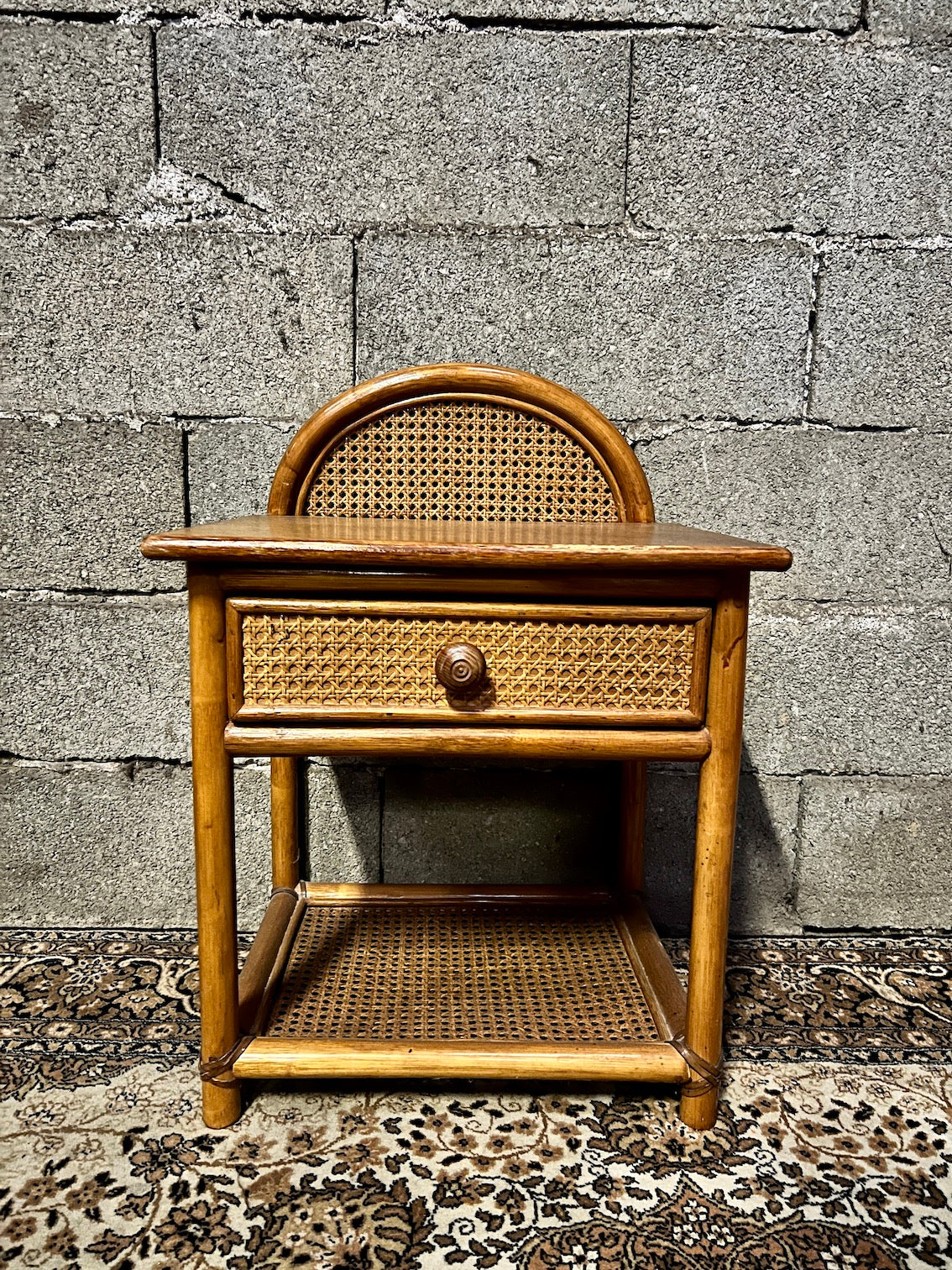 Table de chevet vintage en rotin, bois et cannage