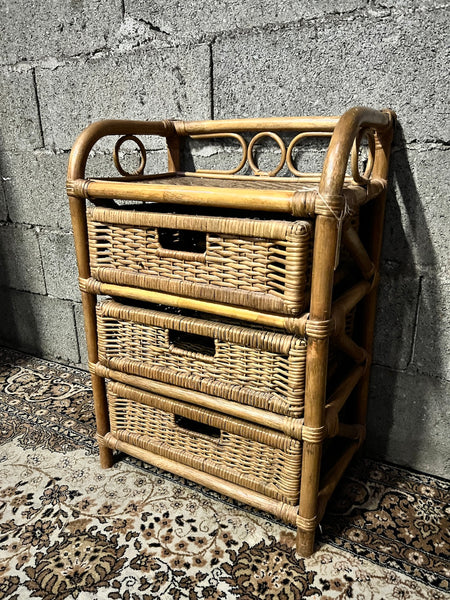 Commode / chevet vintage en rotin à 3 tiroirs