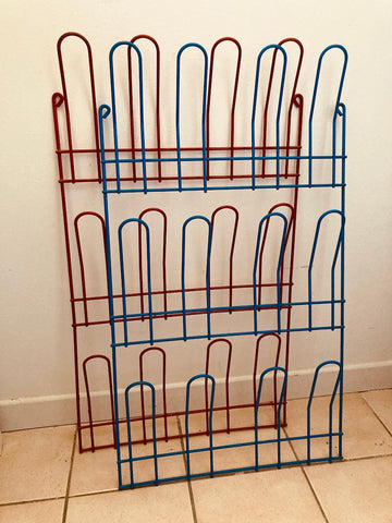 Ranges-chaussures muraux vintages rouge et bleu