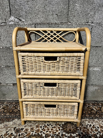 Commode / chevet vintage en rotin clair à 3 tiroirs