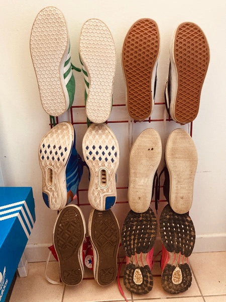Ranges-chaussures muraux vintages rouge et bleu