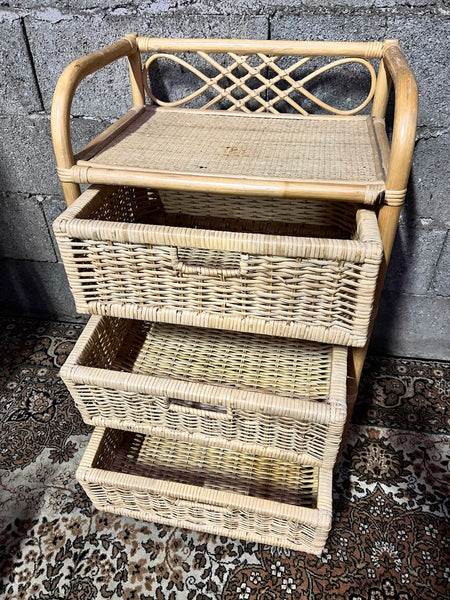 Commode / chevet vintage en rotin clair à 3 tiroirs