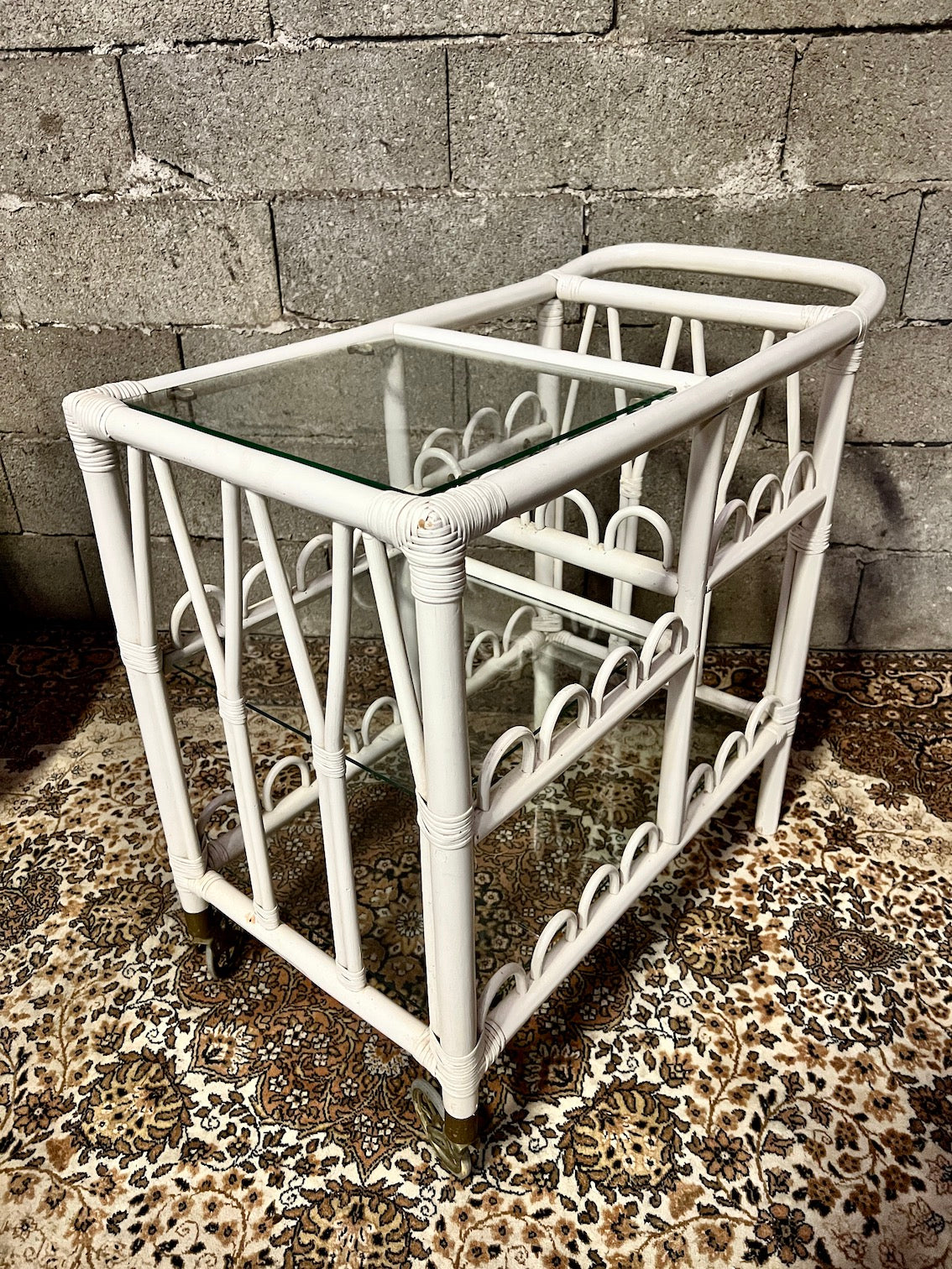 Desserte vintage en rotin blanc style Shabby Chic