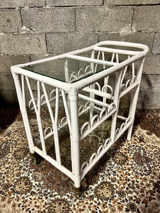 Desserte vintage en rotin blanc style Shabby Chic