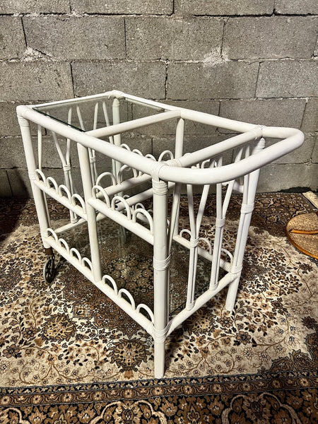 Desserte vintage en rotin blanc style Shabby Chic