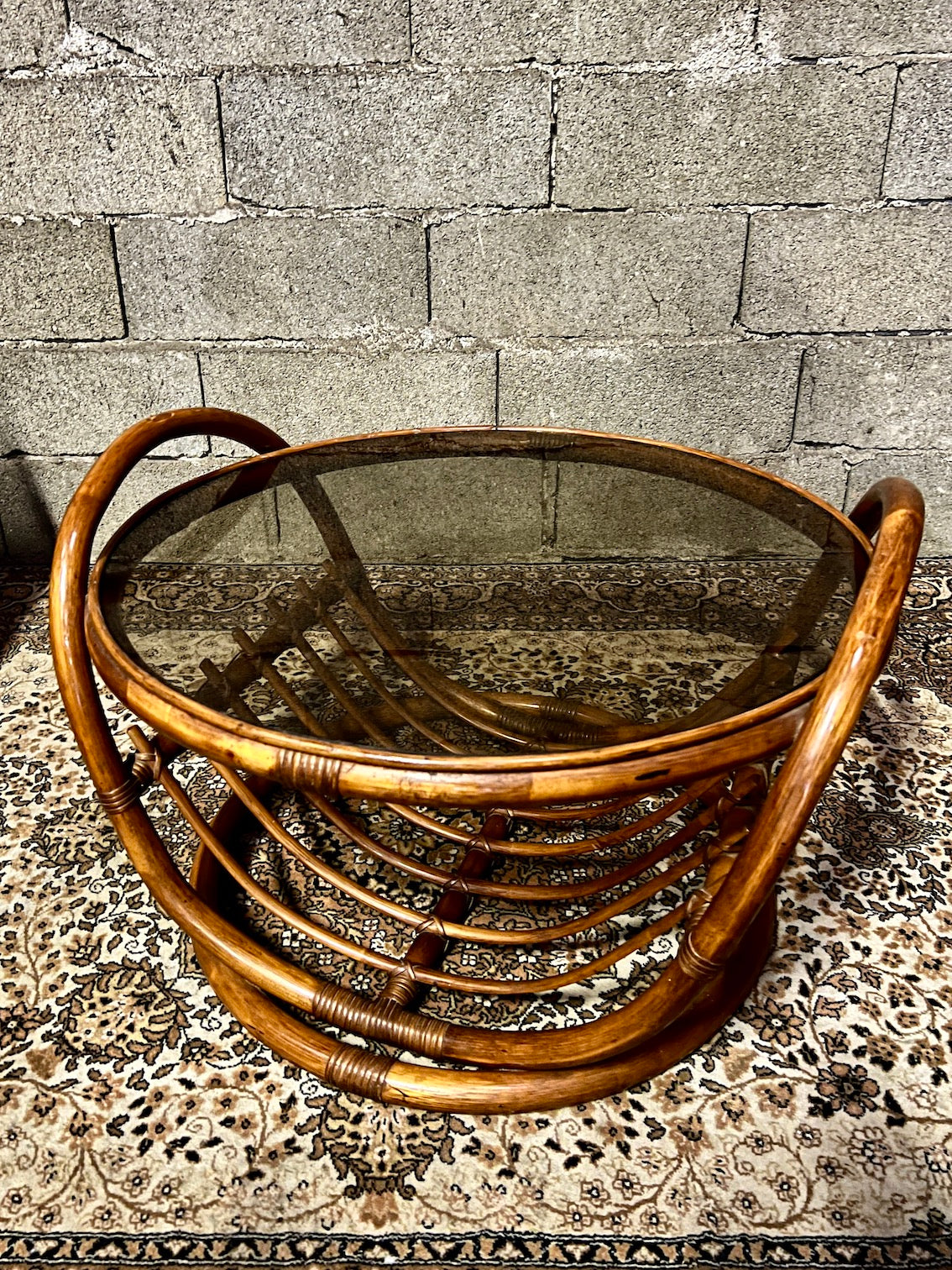 Table basse ronde vintage en rotin et verre fumé