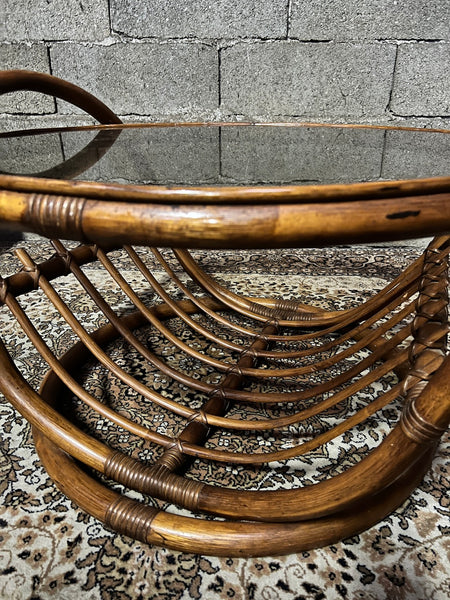Table basse ronde vintage en rotin et verre fumé