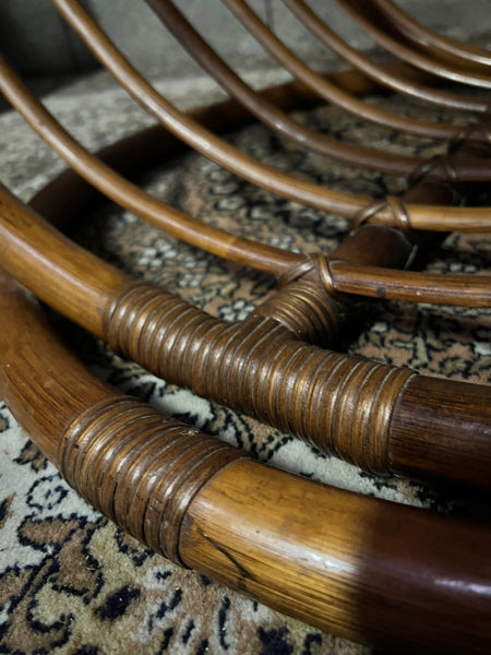 Table basse ronde vintage en rotin et verre fumé