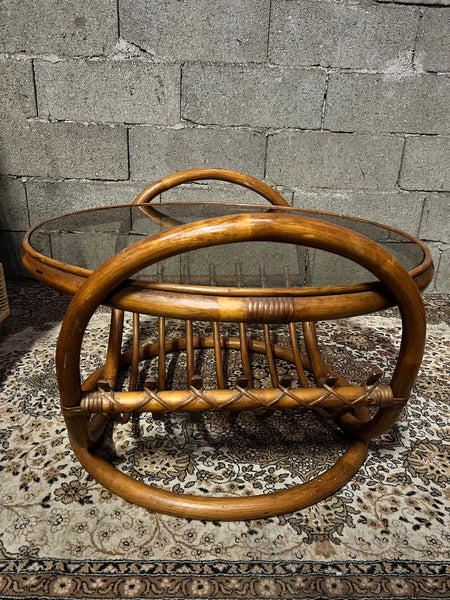Table basse ronde vintage en rotin et verre fumé