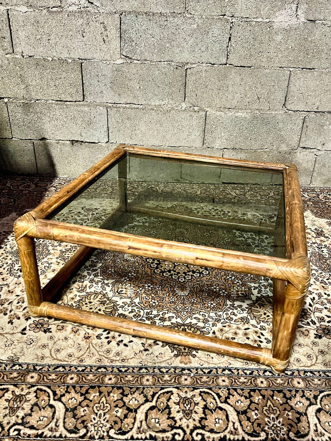 Table basse carrée vintage en rotin et verre fumé