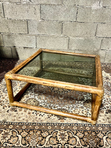 Table basse carrée vintage en rotin et verre fumé