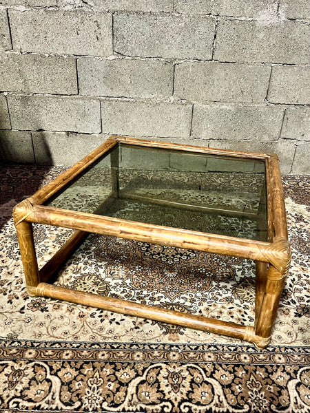Table basse carrée vintage en rotin et verre fumé