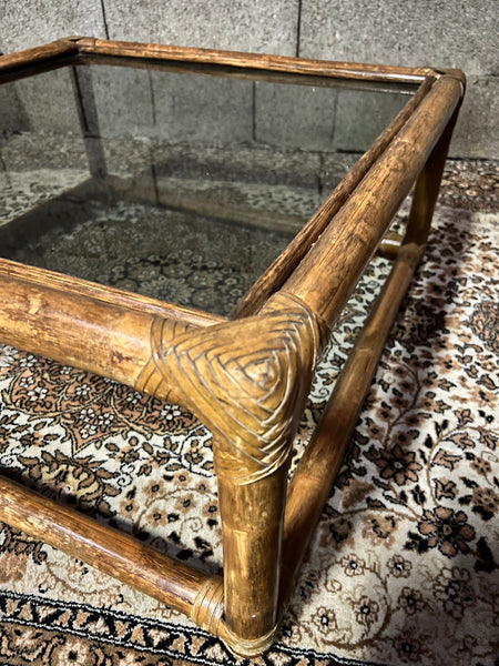 Table basse carrée vintage en rotin et verre fumé