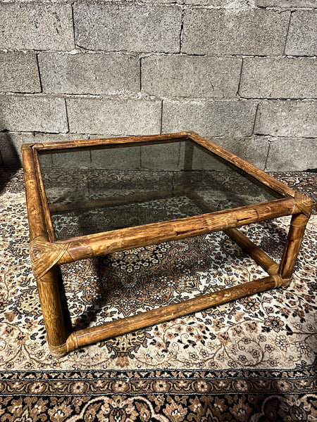 Table basse carrée vintage en rotin et verre fumé