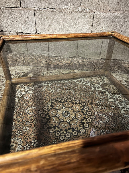 Table basse carrée vintage en rotin et verre fumé