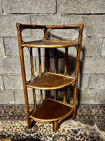 Etagère vintage de coin / d’angle en rotin à 3 étages