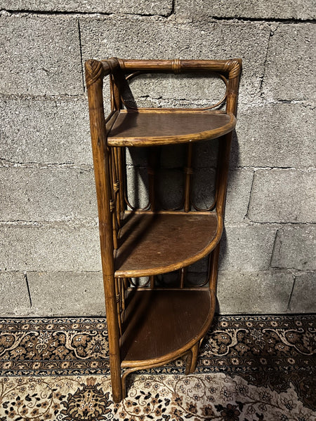 Etagère vintage de coin / d’angle en rotin à 3 étages