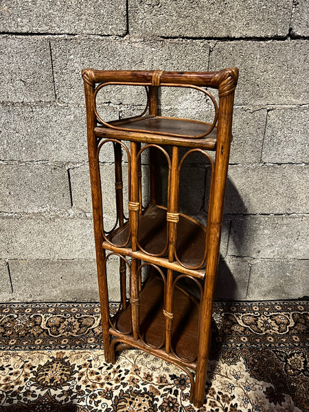 Etagère vintage de coin / d’angle en rotin à 3 étages