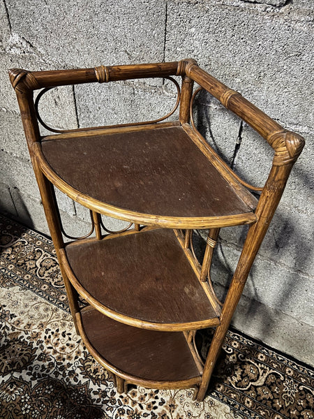Etagère vintage de coin / d’angle en rotin à 3 étages