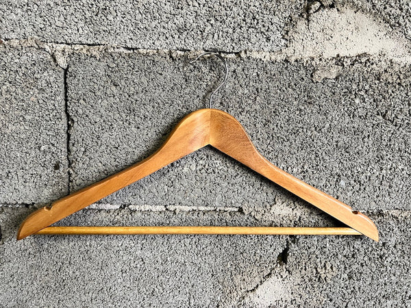 Cintre en bois verni avec encoches et barre pour chemise, robe, veste et pantalon