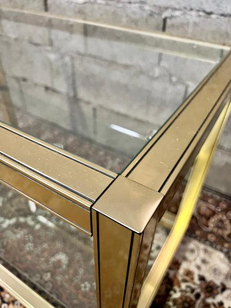 Table basse en métal doré et verre sur roulettes dans le style de Pierre Vandel