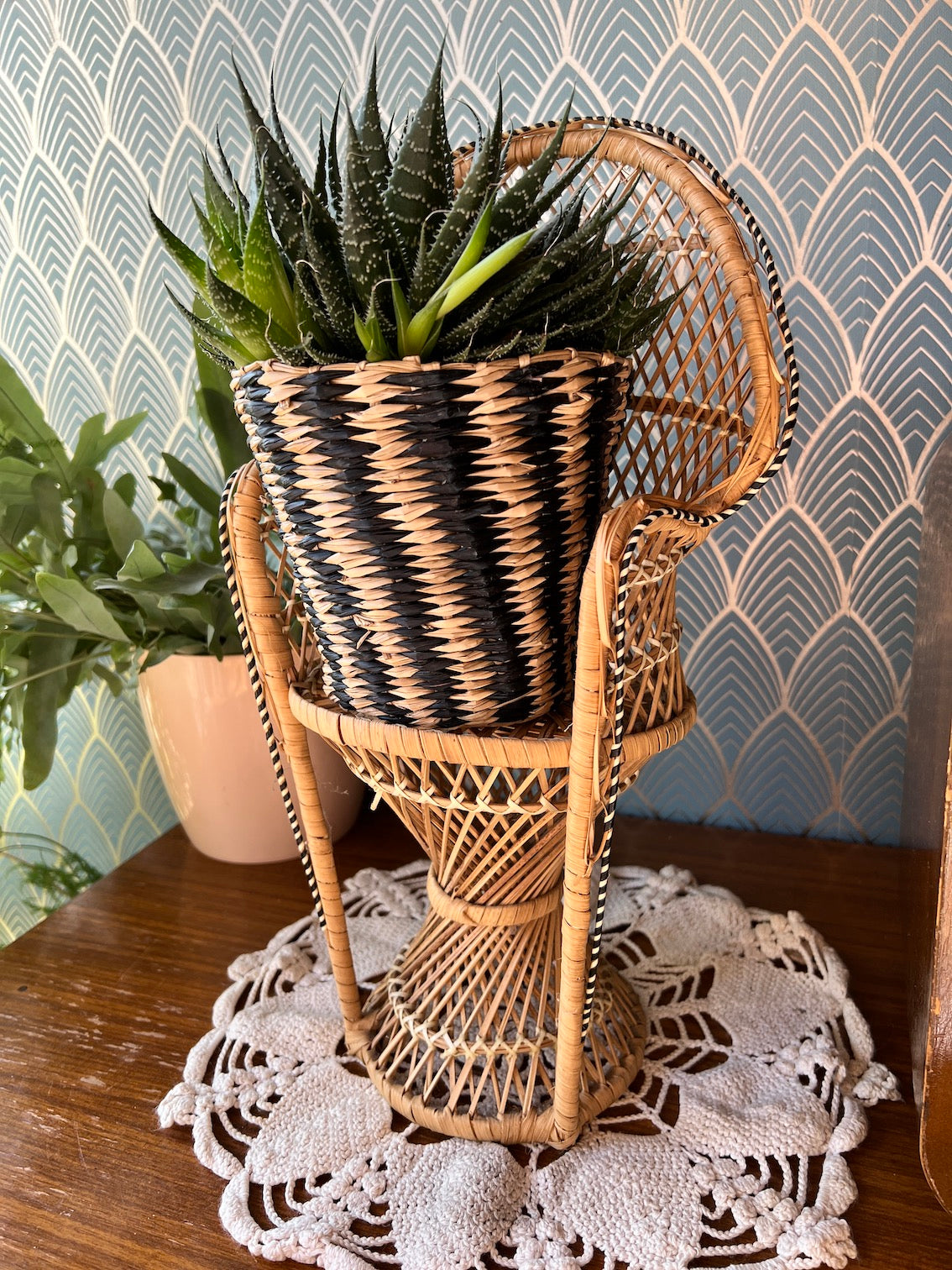 Mini fauteuil / porte-plante Emmanuelle vintage en rotin