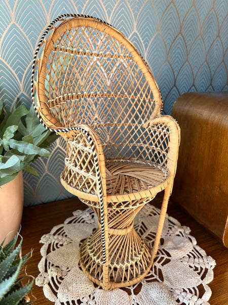 Mini fauteuil / porte-plante Emmanuelle vintage en rotin