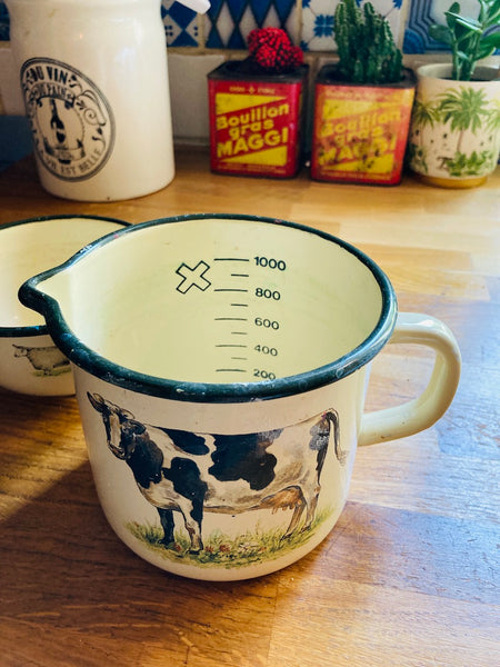 Lot pichet et bol vintages en métal émaillé aux motifs vache et mouton