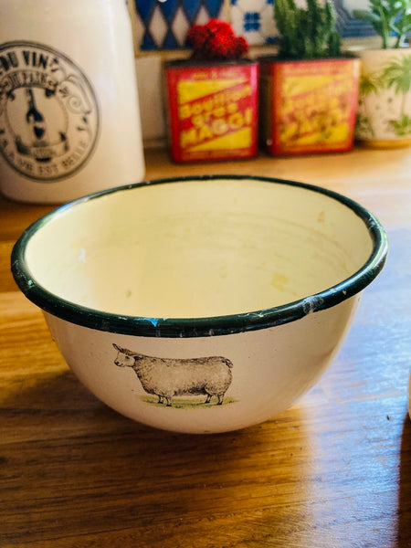 Lot pichet et bol vintages en métal émaillé aux motifs vache et mouton