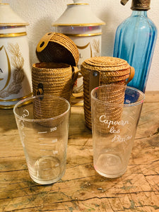 2 verres de cure vintages avec leurs étuis en paille tressée Capvern les Bains