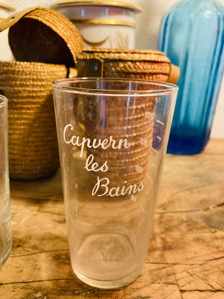2 verres de cure vintages avec leurs étuis en paille tressée Capvern les Bains