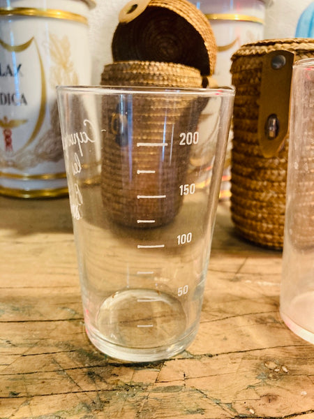2 verres de cure vintages avec leurs étuis en paille tressée Capvern les Bains