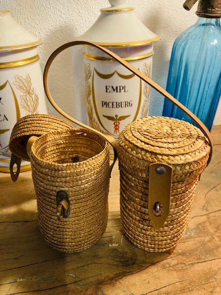 2 verres de cure vintages avec leurs étuis en paille tressée Capvern les Bains