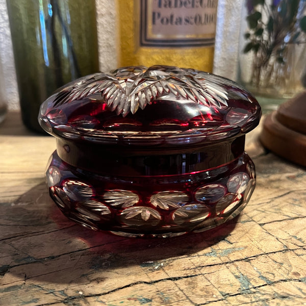 Bonbonnière / sucrier vintage en cristal de Bohème doublé rouge soufflé et taillé - 1940/50