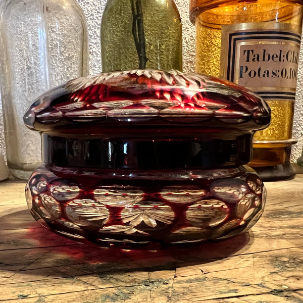 Bonbonnière / sucrier vintage en cristal de Bohème doublé rouge soufflé et taillé - 1940/50