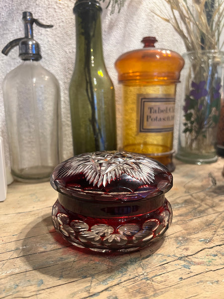 Bonbonnière / sucrier vintage en cristal de Bohème doublé rouge soufflé et taillé - 1940/50