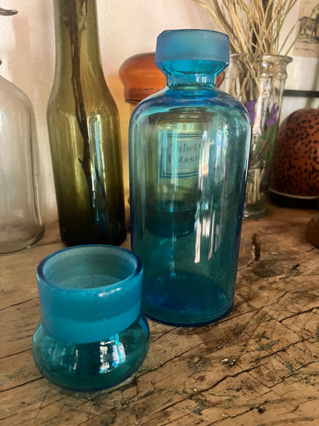 Bouteille / flacon de pharmacie ou d'apothicaire vintage en verre soufflé bleu bouché à l'émeri