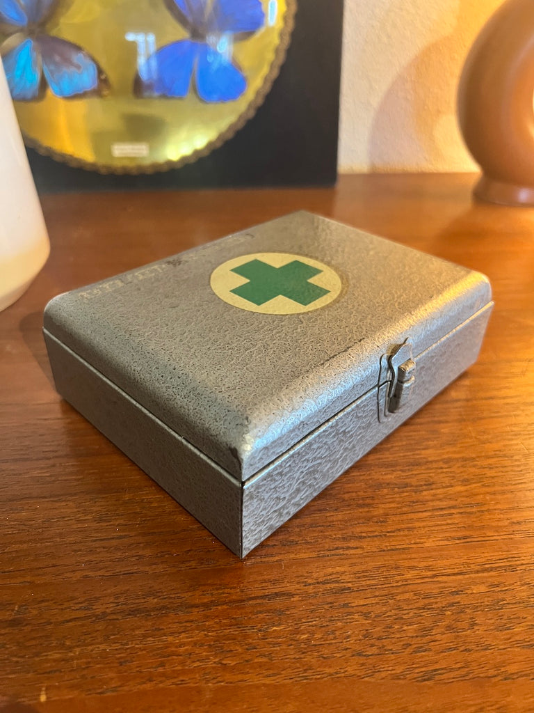 Petite boite à pharmacie / de premiers secours vintage en métal – Le  Sélectionneur - Brocante en ligne