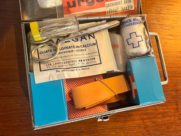 Petite boite à pharmacie / de premiers secours vintage en métal