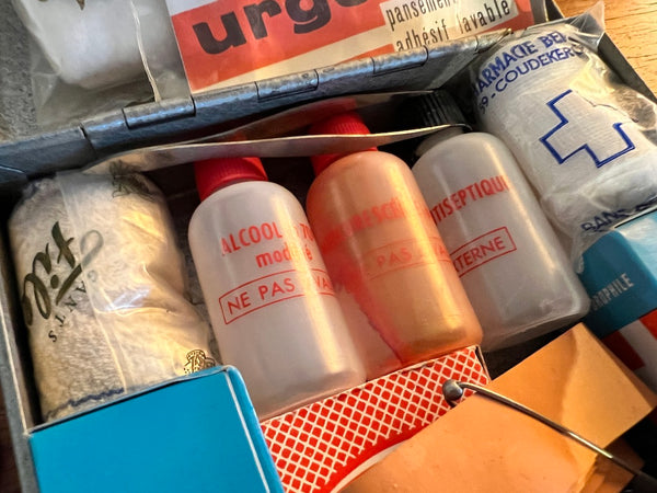 Petite boite à pharmacie / de premiers secours vintage en métal