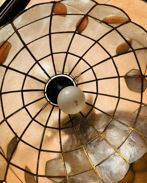 Suspension vintage en nacre sertie de laiton au décor de feuilles - Années 70